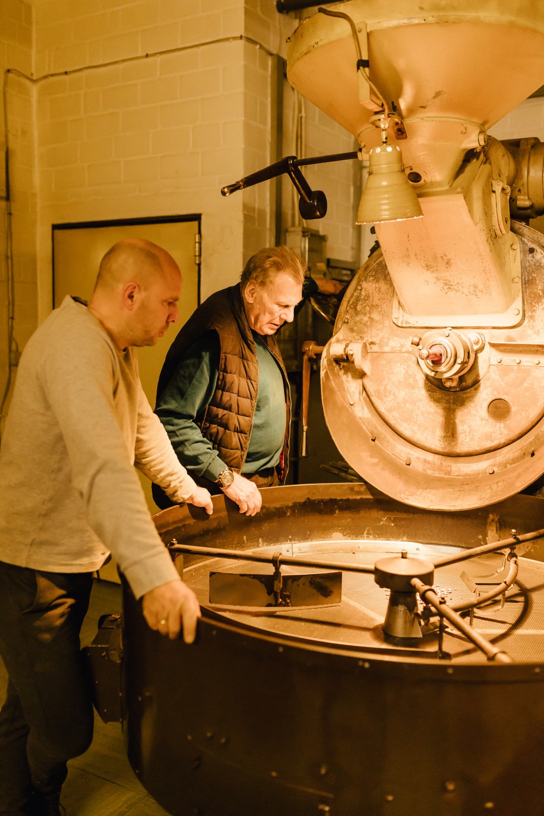 Röstmeister Horst Faensen bei der Arbeit